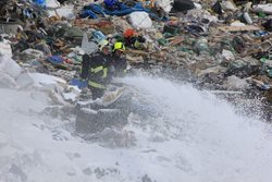 S požárem skládky odpadu bojovalo patnáct jednotek hasičů