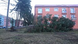 Desítku výjezdů způsobil vítr především v okolí Ostrova