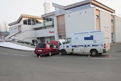 Dodávka se srazila s osobním automobilem. Jedna zraněná osoba byla odvezena do nemocnice.