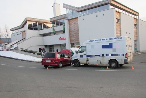 Dodávka se srazila s osobním automobilem. Jedna zraněná osoba byla odvezena do nemocnice.