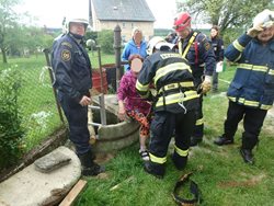 Ve Skašově hasiči zachránili ze studny ženu. Spadla do ní, když sama zachraňovala psa