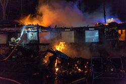 Požár chaty v Pržně na Frýdecko-Místecku zaměstnal v neděli v podvečer šest jednotek hasičů