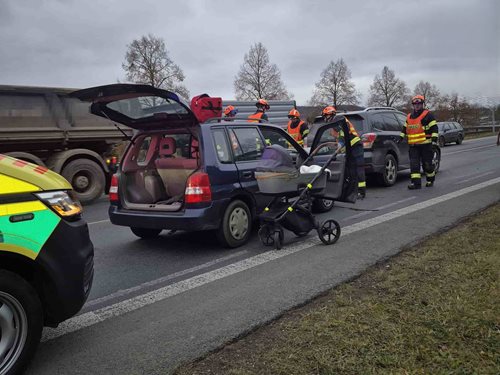 Tři auta se střetla na frekventované silnici, zasahovali hasiči i záchranáři