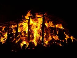 Požár ocelokolny s uskladněnou slámou v Panských Mlýnech za sebou zanechal škodu 1,5 milionu korun