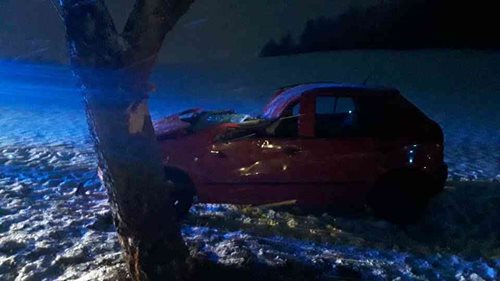 U Hadiny narazila řidička s osobním vozidlem do stromu, při nehodě se zranila