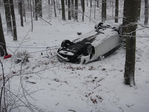 Řidič na Zlínsku narazil do stromu a skončil s autem na střeše mimo cestu