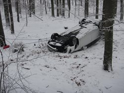 Řidič na Zlínsku narazil do stromu a skončil s autem na střeše mimo cestu