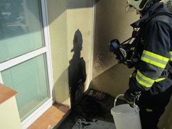 Požár na lodžii neohrozil obyvatele bytového domu.