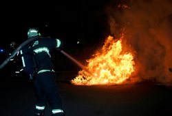 Požár odpadkových kontejnerů v Mostě, dopravní nehoda u Orasic.