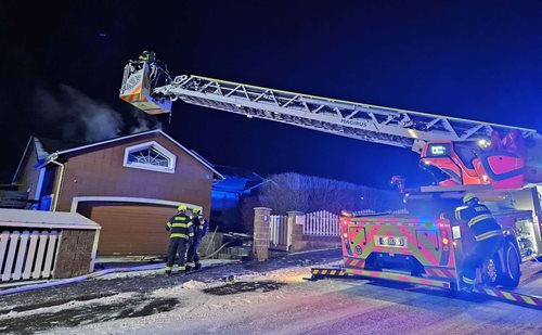 Požár střechy rodinného domu zaměstnal čtyři jednotky hasičů