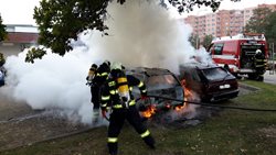 Na sídlišti Máj v Českých Budějovicích shořela dvě auta
