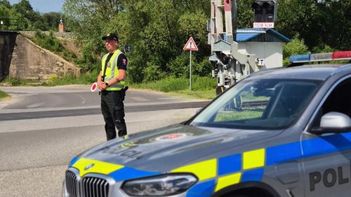Policisté kontrolují železniční přejezdy. Zaměřují se na techniku i chování řidičů