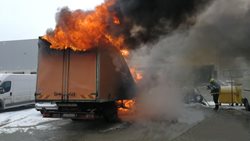 Hasiči likvidovali požár kamionu v Chrášťanech