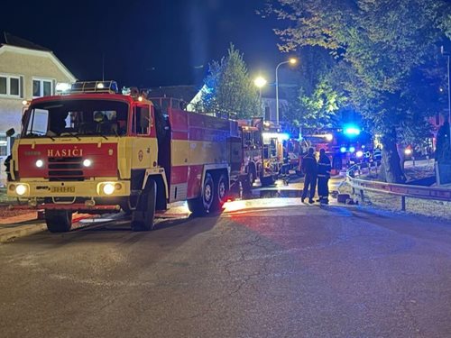 Z garáže plné kouře zachránili hasiči zraněnou osobu