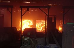 V Ostrově na Karlovarsku hořela firma na výrobu lepenky, vyhlášen byl III. stupeň požárního poplachu