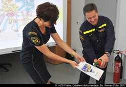 Hasiči připravili příručku pro slabozraké děti, křest proběhl na hasičské stanici v Modřanech