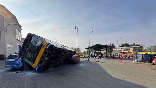 Autobus najel do davu lidí. Naštěstí šlo o taktické cvičení složek IZS