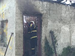 Požár střechy přístřešku se dřevem v Hněvotíně na Olomoucku
