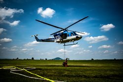 Hasiči z Mělnicka cvičili plnění závěsného vaku pod vrtulníkem