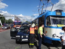 Dvě vyprošťování aut po nehodách v Ostravě a okolí