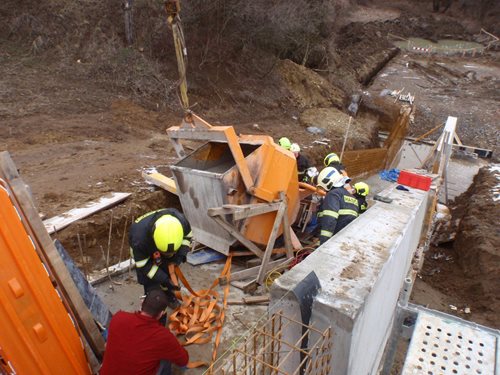 Zásobník na beton zavalil na stavbě muže
