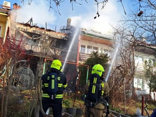 Požár rodinného domu si vyžádal třetí stupeň poplachu
