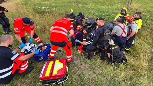 Pátrání po seniorovi skončilo šťastně. Muže našli zaklíněného pod převrácenou čtyřkolkou