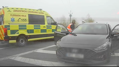 Policisté pomohli těhotné ženě uprostřed kolony a bezpečně ji doprovodili k záchranářům