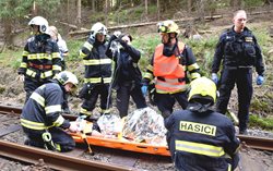U Perninku se srazily dva osobní vlaky, dvě osoby zemřely