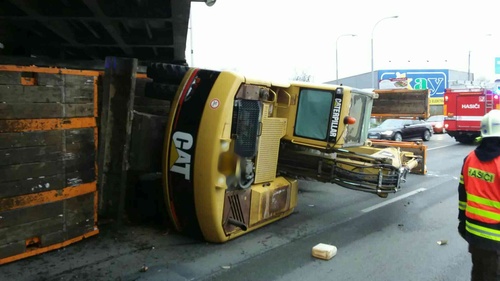 V Brně se převrátil kamion