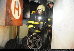 Hasiči o Štědrém dnu zachránili tři osoby při požáru pneumatik ve sklepě domu v Praze 8