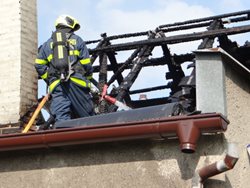 Požár střechy domku v Ostravě-Kunčicích, hasiči uchránili majetek za půl milionu korun