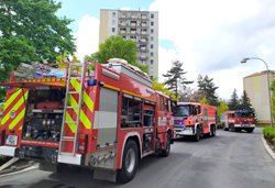 Chlapec před požárem utekl na balkon, zachránili ho hasiči se žebříkem