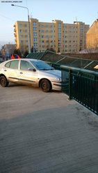 Automobil zůstal viset nad kolejištěm v Plzni