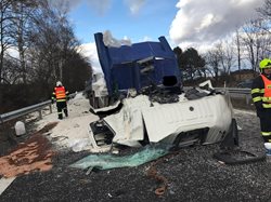 Tragická dopravní nehoda nákladního automobilu na D35