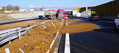 Dramatická nehoda na D3: Kamion prorazil svodidla a zablokoval dálnici