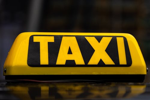 Po hádce u taxi padl výstřel. Muž skončil s vážným zraněním v nemocnici
