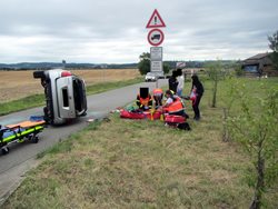 Po střetu dvou osobních automobilů bylo pět osob odvezeno do nemocnice.