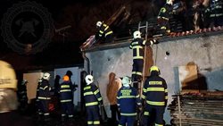 Sedm jednotek hasičů likvidovalo požár kotelny a dílny domu