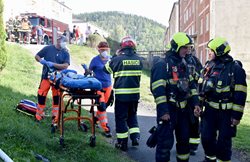 Požár sklepa vyhnal všechny obyvatele ven z domu