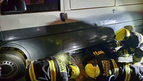 Osoba uvízla pod zaparkovaným vozidlem, hasiči ji museli vyprostit