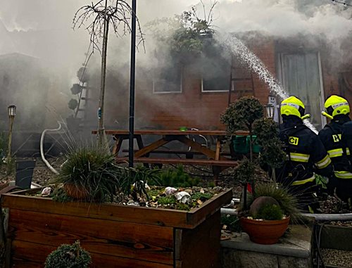 Plameny zachvátily zahradní domek: Hasiči zabránili šíření ohně