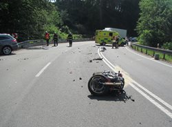 Nehoda motorky s osobním automobilem v pověstných Buchlovských kopcích.
