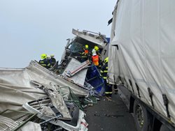 Dopravní nehoda čtyř kamionů na D8