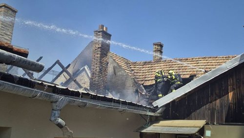 Požár střechy při rekonstrukci způsobil milionové škody. Hasiči zabránili rozšíření na okolní domy