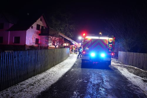 Noční požár přístavku ohrozil rodinný dům. Hasiči uchránili okolní zástavbu