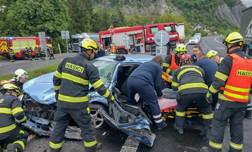U vážné nehody museli hasiči vyprošťovat zaklíněné osoby
