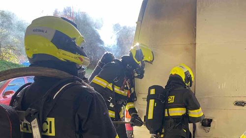 Požár uvnitř vozidla ohrozil okolí