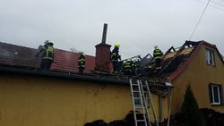 Hasiči likvidovali požár rodinného domu