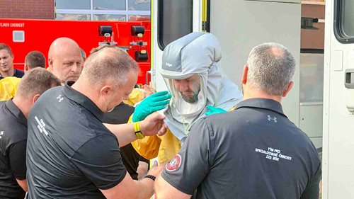 Nebezpečná nákaza vyžaduje speciální postup. Záchranáři trénovali transport pacienta v bio boxu